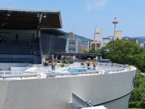 京都水族館 イルカスタジアム 後ろに京都タワーが見えます