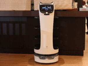 横浜みなとみらい万葉倶楽部 配膳ネコ型ロボット