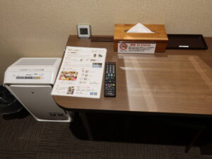 クア・アンド・ホテル石和 石和健康ランド 新館 シングルルーム デスク上 目覚まし時計 加湿空気清浄機 ACコンセント ティッシュ