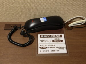 クア・アンド・ホテル石和 石和健康ランド 新館 シングルルーム 電話機とACコンセント
