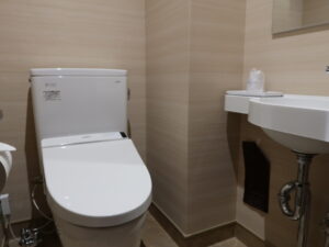 クア・アンド・ホテル石和 石和健康ランド 新館 シングルルーム トイレと洗面台