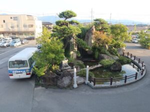 クア・アンド・ホテル石和 石和健康ランド 建物の前の庭園
