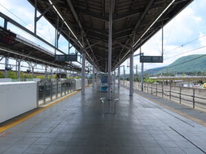 北陸新幹線 軽井沢駅 1番線・2番線 主に高崎・大宮・上野・東京方面に行く列車が発着します