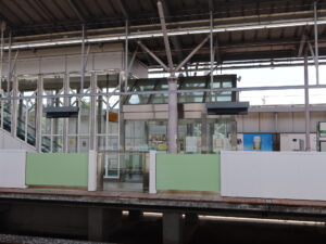 北陸新幹線 軽井沢駅 エスカレーターの前に自動ドアが付いています