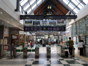 北陸新幹線 軽井沢駅 改札口 Suica・PASMOなどの交通系ICカード対応の自動改札機が並んでいます
