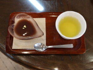 ホテルスパックス草津 お茶と羊羹をいただきながらチェックイン
