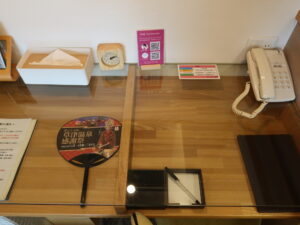 ホテルスパックス草津 ツインルーム デスク上 ガラス張りなのでマウスが使えません