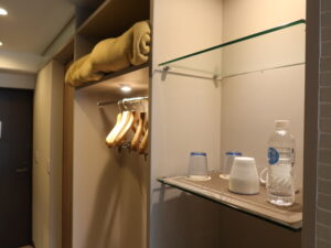 ホテルスパックス草津 ツインルーム 棚とハンガー掛け