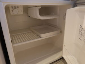 ホテルスパックス草津 ツインルーム 棚 冷蔵庫の中は空です