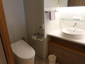 ホテルスパックス草津 ツインルーム トイレと洗面台