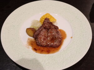 ホテルスパックス草津 夕食 台の物 牛フィレ肉のソテー 和風シャリアビンソース