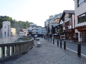 草津温泉 湯畑周辺 土産物店が立ち並びます