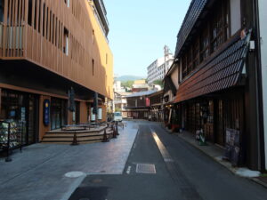 草津温泉 西の河原通り温泉旅館や土産物店、飲食店が立ち並びます