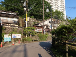 草津温泉 西の河原通り 西の河原大露天風呂は、ここを右に曲がります