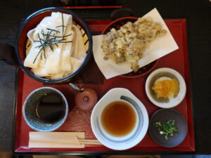舞茸天ざるひもかわうどん 草津温泉 ひもかわ釜吉にて