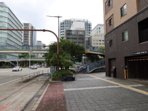 名古屋地下鉄桜通線 丸の内駅 3番出口を上がったところ アパホテル 名古屋丸の内駅前は、この先を右に曲がったところにあります