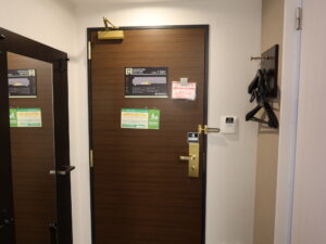 アパホテル 名古屋丸の内駅前 シングルルーム 窓側から玄関方向を撮影