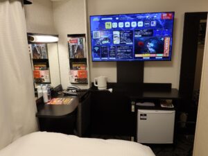 アパホテル 名古屋丸の内駅前 シングルルーム デスク回りとテレビ