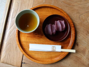 赤福2つとお茶 赤福本店にて