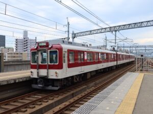 近鉄名古屋線 2000系 全体 近鉄八田駅にて