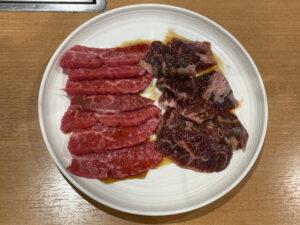 焼肉 カルビとハラミの盛り合わせ ザ・グランドスパ南大門にて