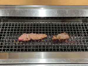 焼肉を焼いているところ ザ・グランドスパ南大門にて