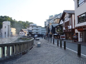 草津温泉 湯畑周辺 土産物店が立ち並びます