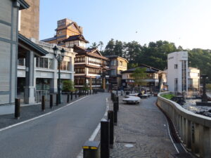 草津温泉 湯畑周辺 土産物店が立ち並びます