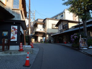 草津温泉 西の河原通り 西の河原通り温泉旅館や土産物店、飲食店が立ち並びます