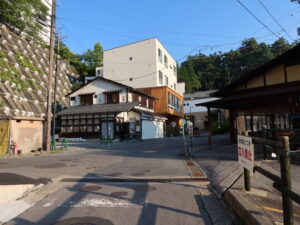 草津温泉 西の河原通り 草津温泉町内循環バス 鶴太郎美術館入口バス停