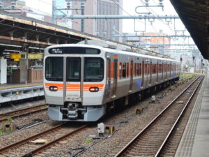 JR中央本線 315系 全体 名古屋駅にて