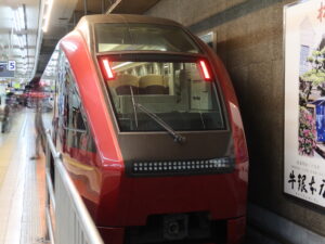 近鉄名古屋線 80000系 ひのとり 近鉄名古屋駅にて