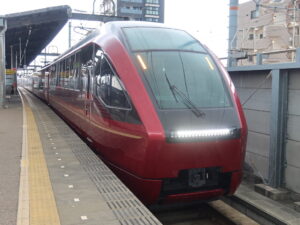 近鉄名古屋線 80000系 ひのとり 近鉄八田駅にて