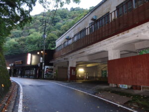 会津バス 東山温泉駅 バスターミナル 東山温泉観光協会 建物全景 麓から撮影