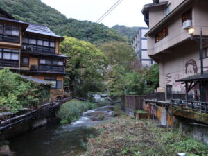会津若松 東山温泉 湯川 芳袖橋から川上を撮影