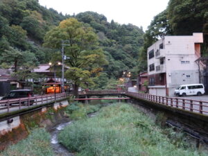 会津若松 東山温泉 湯川 芳袖橋から川下を撮影