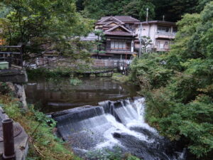 会津若松 東山温泉 湯川 詠観橋から川上を撮影