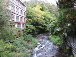 会津若松 東山温泉 湯川 洗心橋から川上を撮影