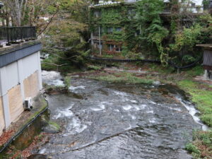 会津若松 東山温泉 湯川 洗心橋から川下を撮影