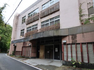 会津若松 東山温泉 洗心橋付近の廃墟ホテル
