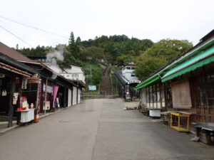 会津若松 飯盛山 麓の土産物店と動く歩道乗り場