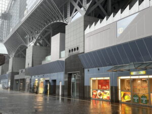 京都駅前 この日は大雨でした
