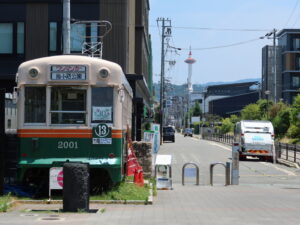 京都 梅小路公園 市電ひろば 後ろに京都タワーと京都水族館が見えます