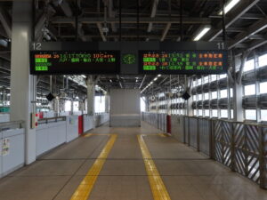 東北新幹線 新青森駅 11番線・12番線 主に盛岡・仙台・大宮・上野・東京方面に行く列車が発着します
