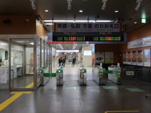東北新幹線 新青森駅 新幹線・在来線乗り換え改札口 Suica・PASMO対応の自動改札機が並びます
