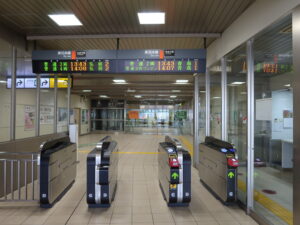 JR奥羽本線 新青森駅 在来線改札口 Suica・PASMO対応の自動改札機が並びます