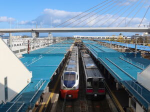 JR奥羽本線 青森駅 ホームと青森ベイブリッジ
