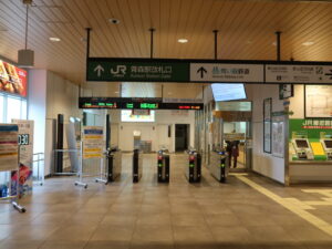 JR奥羽本線 青森駅 改札口 Suica・PASMO対応の自動改札機が並びます