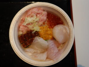 青森 古川市場 青森魚菜センター のっけ丼 うに・いくら・ほたて・うなぎ・ネギトロ・ひらめ・鯛