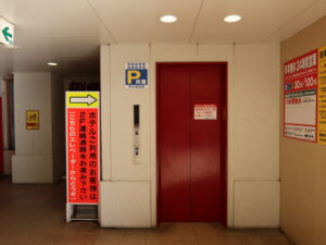 青森まちなかおんせん 青森センターホテルへはこのエレベーターで2階に上がります